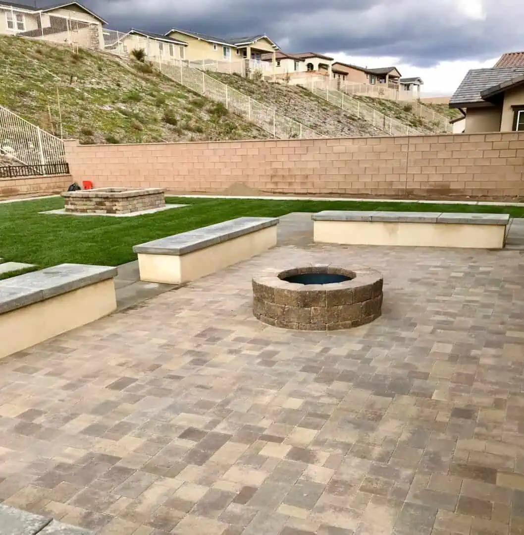 A fire pit in the middle of an outdoor patio.