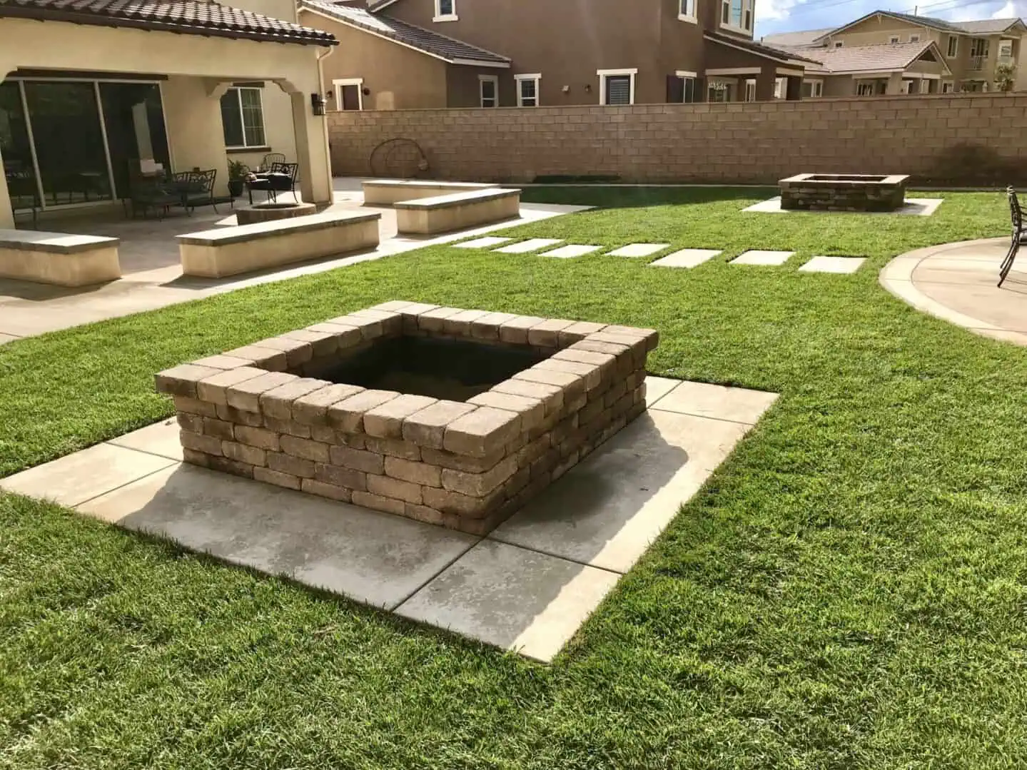 A fire pit in the middle of a backyard.