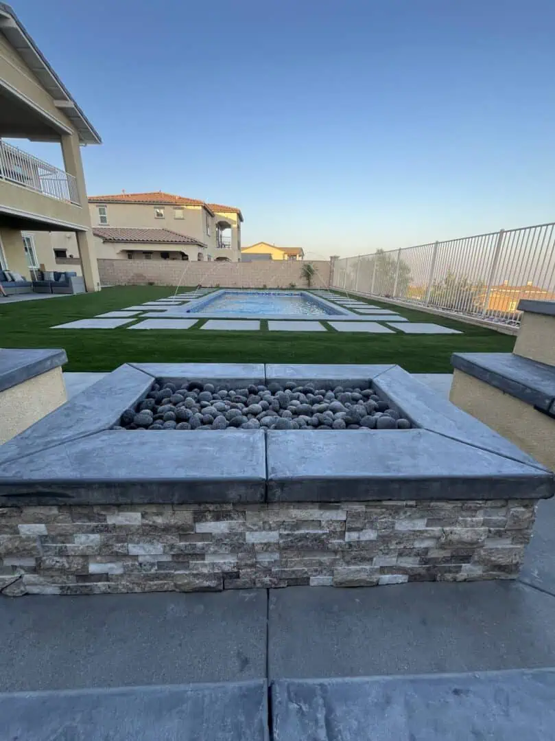 A fire pit sitting in the middle of an outdoor patio.