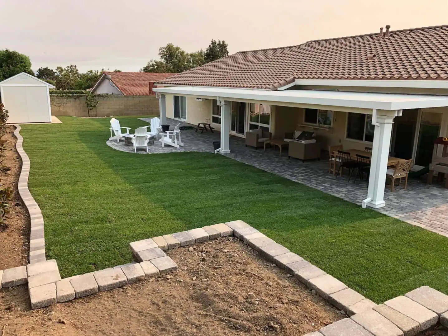 A backyard with grass and lawn in it